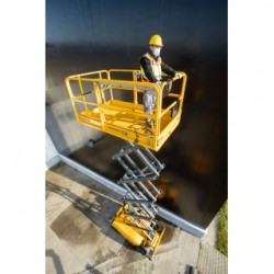 Haulotte COMPACT 12 DX i bruk utendørs