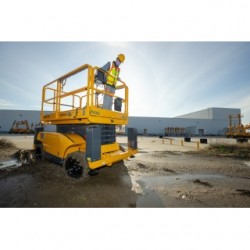 Haulotte COMPACT 12 DX med lav plattform utendørs, med arbeider på plattformen