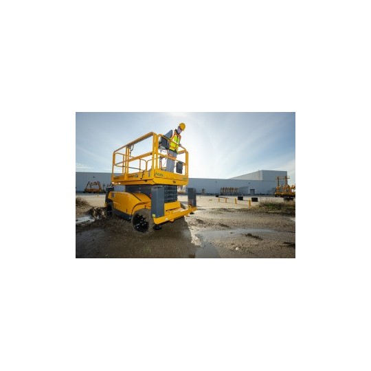 Haulotte COMPACT 12 DX med lav plattform utendørs, med arbeider på plattformen