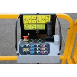 Nærbilde av Haulotte COMPACT 12 DX sitt kontrollpanel