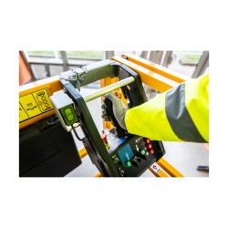 Nærbilde av Haulotte COMPACT 12 AE sitt kontrollpanel mens det er i bruk