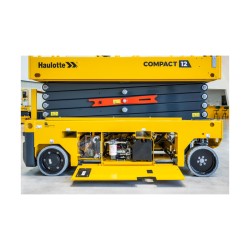 Haulotte COMPACT 12 AE med plattformen nede og åpent panel mellom hjulene på langsiden