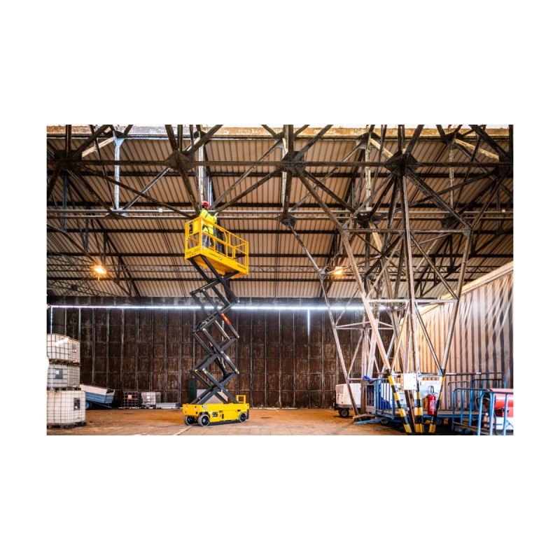 Haulotte COMPACT 8 NAE sakselift inne i et bygg med høy plattform