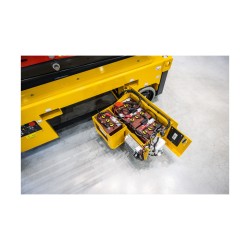 Haulotte COMPACT 10 NAE med åpent panel som viser batteriene