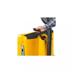 nærbilde av kroppen til en EJE 116 palletruck med ladekabel