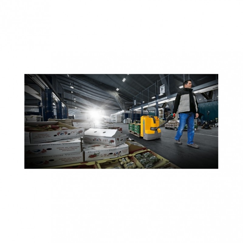 Gul Jungheinrich ledetruck brukes på lager for å frakte varer