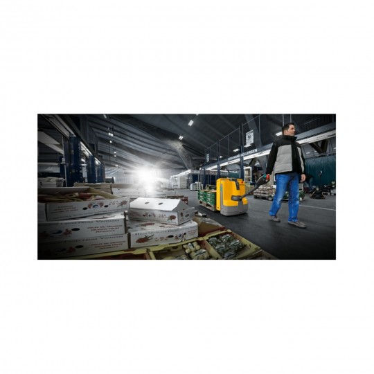 Gul Jungheinrich ledetruck brukes på lager for å frakte varer