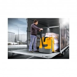 Gul Jungheinrich palletruck kjører inn i lastebil der det er liten plass.