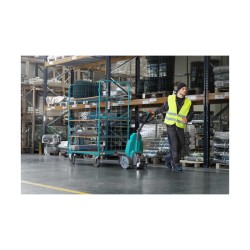 Ameise TTE 1.0 trekktruck i bruk på lager, zoomet inn