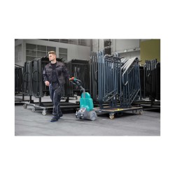 Ameise TTE 1.0 trekktruck i bruk på lager med vogn, zoomet inn