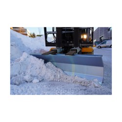 Nærbilde av Jungheinrich elektrisk gaffeltruck og snøplog.