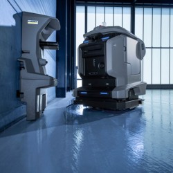 Robotvasker KIRA B 50 fra Kärcher sammen med en dokkingstasjon til roboten