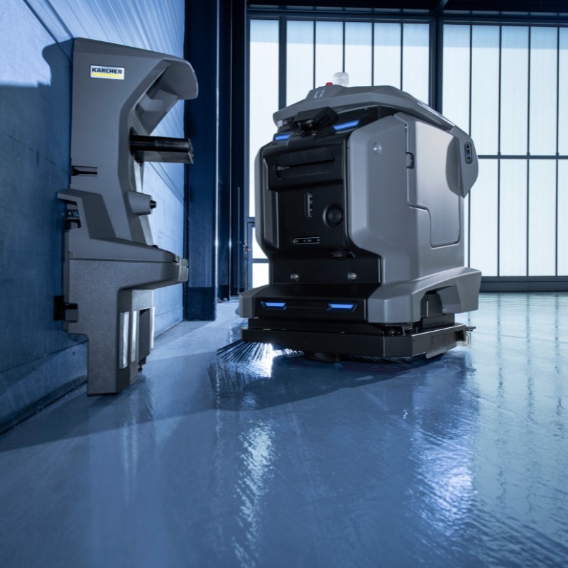 Robotvasker KIRA B 50 fra Kärcher sammen med en dokkingstasjon til roboten