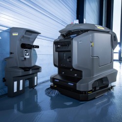 Dokkingstasjon til robotvasker sammen med KIRA B 50 rengjøringsrobot fra Kärcher