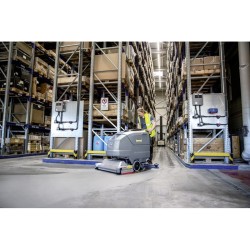 Kärcher gå-bak gulvvasker i bruk på lager