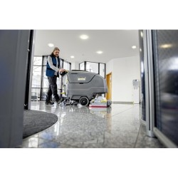 Kärcher gå-bak gulvvaskemaskin i bruk på gulv i en gang