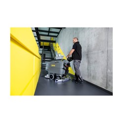 Kärcher gå-bak gulvvaskemaskin, i bruk i trange rom