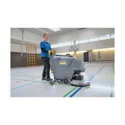 Kärcher gå-bak gulvvaskemaskin i gymsal, sett fra siden