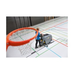 Kärcher gå-bak gulvvaskemaskin i gymsal. Sett ovenfra