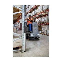 Kärcher sitte-på gulvvaskemaskin, i logistikkhallen