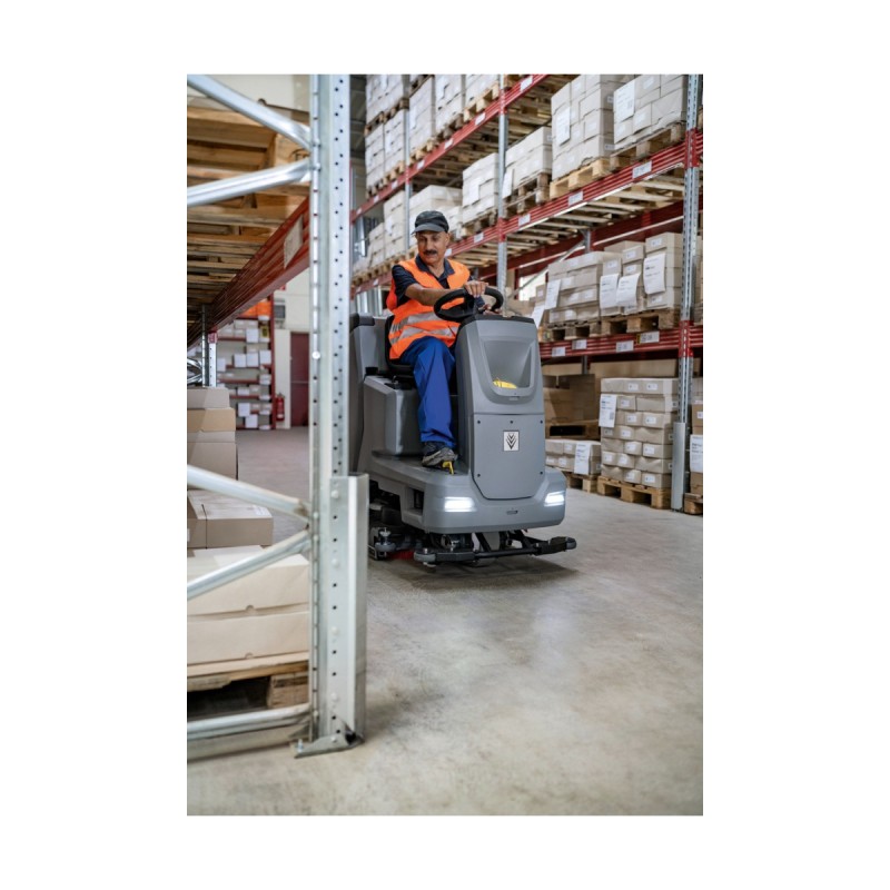 Kärcher sitte-på gulvvaskemaskin, i logistikkhallen