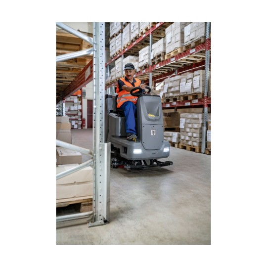 Kärcher sitte-på gulvvaskemaskin, i logistikkhallen