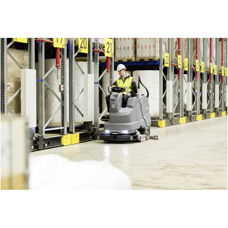 Kärcher B 150 R Dose SB R85 gulvvaskemaskin i bruk inne på et lager