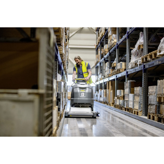 Kärcher gulvvaskemaskin med valsebørste i bruk på lager