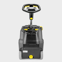 Kärcher BR 45/22 C gulvvaskemaskin sett bakfra, med ledning og gule detaljer.