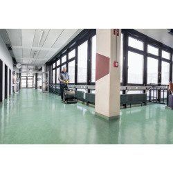 Kärcher BR 45/22 C gulvvaskemaskin i bruk i lokale.