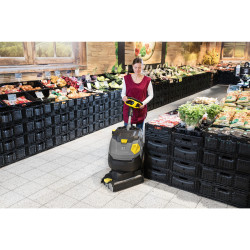 Kärcher BR 45/22 C gulvvaskemaskin vist i bruk i butikk, med fokus på svingbart børstehode.